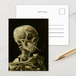 Cartão Postal Esqueleto com cigarro queimado | Van Gogh<br><div class="desc">Crânio de um Esqueleto com Cigarro em chamas (1886) por Vincent Van Gogh, artista poste-impressionista holandês. A pintura original é um óleo na canvas, provavelmente do período curto de cursinhos de Van Gogh na Academia de Arte de Antuérpia. O cigarro a queimar foi, provavelmente, destinado a ser piada, talvez como...</div>