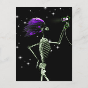 Cartão Postal Esqueleto de Raio X sendo vestido - Cabelo roxo