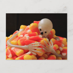 Cartão Postal Esqueleto Fora de Controle no Halloween