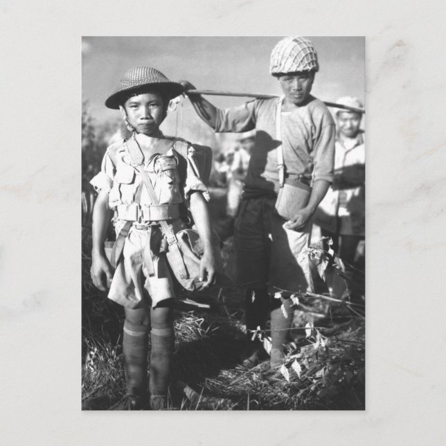 Cartão Postal Esta imagem de soldado chinês com mochila pesada_G (Frente)