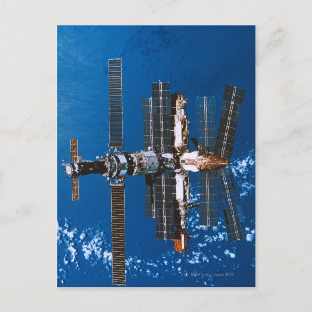 Cartão Postal Estação Espacial Orbitando no Espaço (Frente)