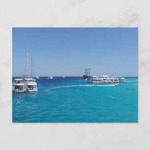 Cartão Postal Estacionamento de iate com turistas perto da Ilha 
