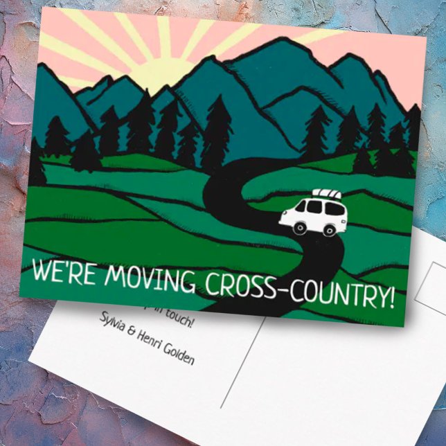 Cartão Postal Estamos movendo montanhas Van Vanlife Sunrise (Let people know you are moving with this cute van in the mountains custom postcard)