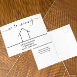 Cartão Postal Estamos mudando a tendência de mudança de endereço<br><div class="desc">Este cartão de anúncio em movimento apresenta uma tipografia moderna e dinâmica. Estas cartas minimalistas apresentam um desenho simples de uma casa para uma família que se mudou para uma nova casa. Envie seus detalhes de mudança de endereço para amigos e familiares. Elegante e elegante.</div>