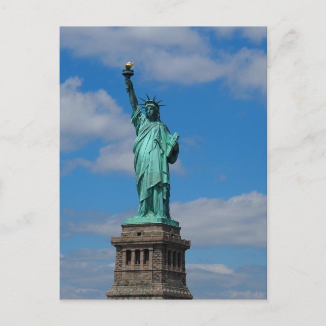 Cartão Postal Estátua da Liberdade contra um céu azul (Frente)