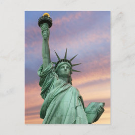 Cartão Postal estátua da liberdade sob o céu vívido