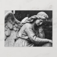 Estátua de anjo preto e branco em um cemitério