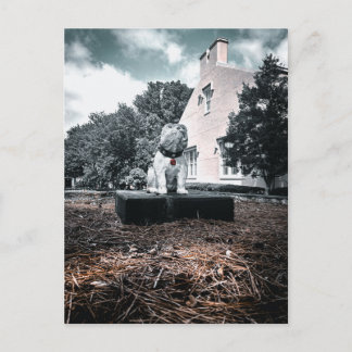 Cartão Postal Estátua de Cachorro Branco em um Pedestal Vista Dr