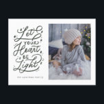 cartão postal estelar de coração leve<br><div class="desc">Um belo cartão de feriado com uma foto de solteiro e uma saudação à mão com sotaques de floco de neve. Disponível em outras cores mediante solicitação.</div>