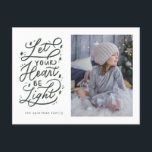 cartão postal estelar de coração leve<br><div class="desc">Um belo cartão de feriado com uma foto de solteiro e uma saudação à mão com sotaques de floco de neve. Disponível em outras cores mediante solicitação.</div>