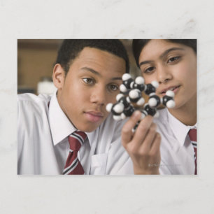 Cartão Postal Estudantes olhando o modelo molecular