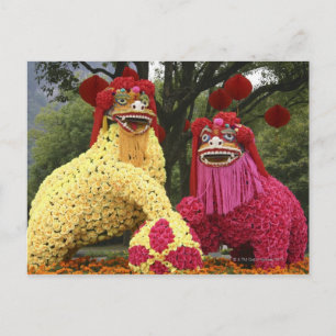 Cartão Postal Estúpulas de dois dragões cobertos por flores,
