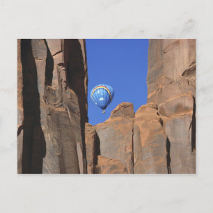 Cartão Postal EUA, Utah, Monument Valley. Um arco-íris com ar q