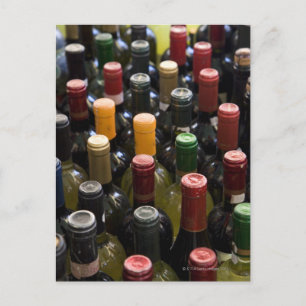 Cartão Postal expedição de garrafas de vinho no mercado, Campo