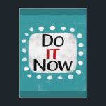 Cartão postal Faça Agora<br><div class="desc">"Faça Agora" é uma citação inspiradora ou motivacional com uma forma de acento branco cercada por pontos caprichosos texturizados em branco.</div>