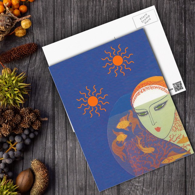 Cartão Postal Face Por Trás Da Placa De Posto Fishbowl (Art Deco woman face behind gold fish bowl with two suns on dark blue postcard.)