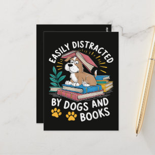 Cartão Postal Facilmente Distraído por Cães e Livros Animais de