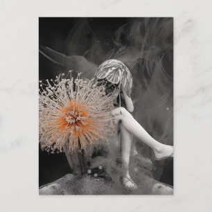 Cartão Postal Fada atrás das flores