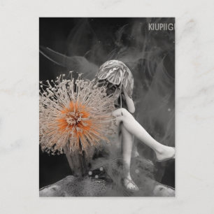 Cartão Postal Fada atrás das flores