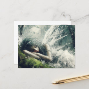 Cartão Postal Fada dormindo em mancha mossita na floresta