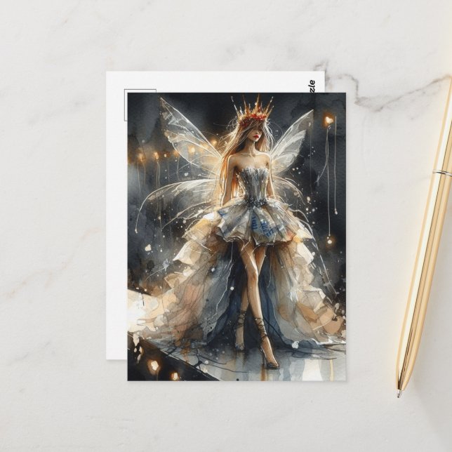 Cartão Postal Fada em um show de moda feita de jornais (Frente/Verso In Situ)