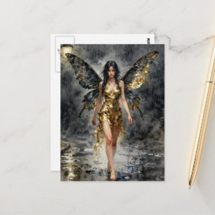 Cartão Postal Fada em um vestido dourado na chuva noturna