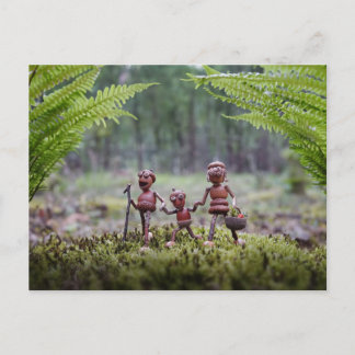 Cartão Postal Família Acorn elves em caminhada