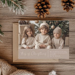 Cartão Postal Família de Fotos de Natal | Cartão-postal Red Joy<br><div class="desc">Celebre o espírito da época com nosso elegante cartão postal de Natal em tons neutros e suaves. Apresentando sua foto favorita da família e um texto personalizável que diz, "Isto é Natal", junto com um nome personalizado, este cartão adiciona um toque sincero aos seus cartões de natal. Perfeito por compartilhar...</div>
