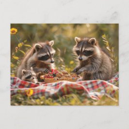 Cartão Postal Família de guaxinim bonito tendo um piquenique