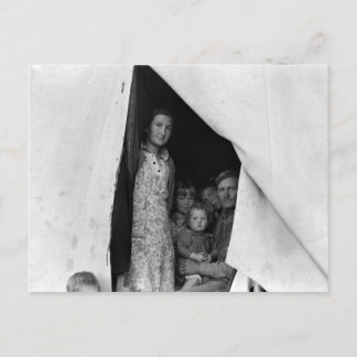 Cartão Postal Família emigrante durante a colheita da ervilha --