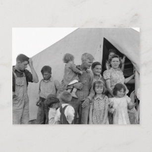 Cartão Postal Família emigrante durante a colheita da ervilha --