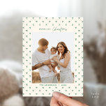 Cartão Postal Familiar Foto de Natal com Padrão de Arco Verde Mo<br><div class="desc">Compartilhe a alegria das festas com este cartão postal de Natal elegante com uma foto da família com um acento de padrão de arcos verdes e design minimalista. Perfeito para enviar saudações calorosas a amigos e entes queridos, este cartão de Natal moderno destaca sua foto favorita da família com estilo....</div>