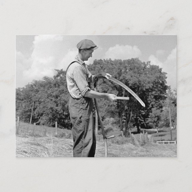 Cartão Postal Farmer Sharing a Scythe, anos 30 (Frente)
