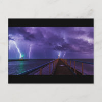 Faróis numa tempestade com chuva roxa