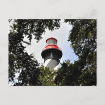 Farol de St. Augustine no topo enquadrado por carv