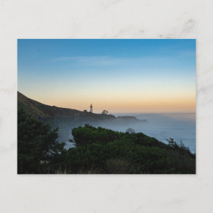Cartão Postal Farol no início da manhã, com ondas oceânicas