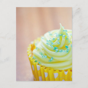 Cartão Postal Feche o bolo de xícara mostrando decoração