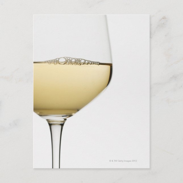 Cartão Postal Feche o copo de vinho branco sobre branco (Frente)