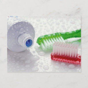 Cartão Postal Fecho da pasta de dentes e escovas de dentes cober
