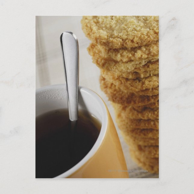 Cartão Postal Fecho de uma xícara de café com biscoitos (Frente)