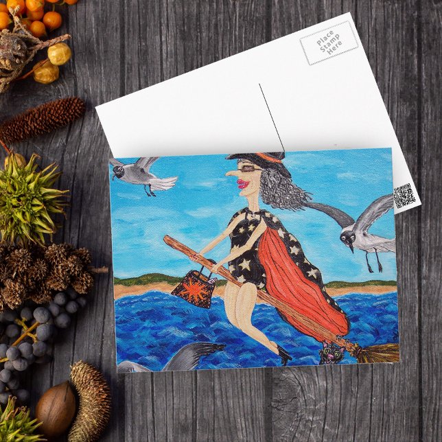 Cartão Postal Feiticeira Engraçada Vassoura Gato Grelha Praia (Funny Witch seagulls cat flying on broom to beach in bathing suit over ocean.)