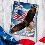 Cartão Postal Feliz Dia da Independência Dia da Saudação<br><div class="desc">Cartão-postal Feliz Dia da Independência em 4 de julho. Uma águia-careca majestosa a soar com a bandeira americana no fundo simboliza a liberdade e a força. As saudações no fundo,  como desejado.</div>