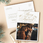 Cartão Postal Feliz Dourada e Foto de Natal da Newly Weds<br><div class="desc">Inscrição elegante e romântica em caligrafia suave com uma fotografia e um texto personalizado no verso. Para uma personalização mais avançada deste design,  clique no BOTÃO FERRAMENTA DESIGN AZUL acima!</div>