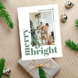 Cartão Postal Feliz e Bright Simples Foto Sage Natal Verde<br><div class="desc">Deseje à sua família e amigos uma feliz e um Natal brilhante com este simples e elegante cartão de boas-vindas de Natal em cor verde de sábio.</div>