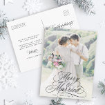 Cartão Postal Feliz e casado com recém-Weds Primeira Foto de Nat<br><div class="desc">Inscrição elegante e romântica em caligrafia suave com uma fotografia e um texto personalizado no verso. Para uma personalização mais avançada deste design,  clique no BOTÃO FERRAMENTA DESIGN AZUL acima!</div>