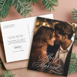 Cartão Postal Feliz e casado com recém-Weds Primeira Foto de Nat<br><div class="desc">Inscrição elegante e romântica em caligrafia suave com uma fotografia e um texto personalizado no verso. Para uma personalização mais avançada deste design,  clique no BOTÃO FERRAMENTA DESIGN AZUL acima!</div>