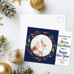 Cartão Postal Feliz Feliz ano novo de Natal Foto Lindo<br><div class="desc">Este belo cartão postal botânico azul apresenta uma bonito coroa circular de folhas e flores em vermelho e verde para um olhar festivo. Estes cartões-postais de Natal brilhantes e alegres dizem que Desejamos a Vós um Feliz Natal e um Feliz ano novo em tipografia quic. Personalize com uma foto da...</div>