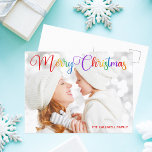 Cartão Postal Feliz Natal - Foto Bonito da Família Rainbow Scrip<br><div class="desc">Belo arco-íris Merry Cartão-postal de Natal com uma bela tipografia cursiva arco-íris. Este cartão postal da família de feriados moderna apresenta uma bela camada colorida de script e seu nome em vermelho sobre a foto de sangria do cheio. Personalize com sua mensagem de Natal no verso.</div>
