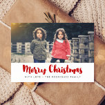Cartão Postal Feliz Natal, foto moderna vermelha e branca<br><div class="desc">Uma tipografia de fontes moderna para esta coleção de Cartões de foto de Natal. Para personalizar com a sua imagem de família favorita. Você também pode mudar facilmente a cor da fonte para seu gosto.</div>