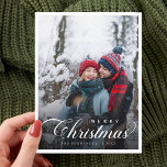 Cartão Postal Feliz Script Moderno de Foto do Casal de Natal<br><div class="desc">O Cartão-postal Foto Moderno do Casal de Feliz Natal exibe lindamente sua foto favorita de casal com um roteiro elegante e elegante que adiciona um toque pessoal e sincero aos seus cartões de natal. Sua design moderna, porém simples, captura perfeitamente a alegria da estação, e é totalmente personalizável refletir seu...</div>